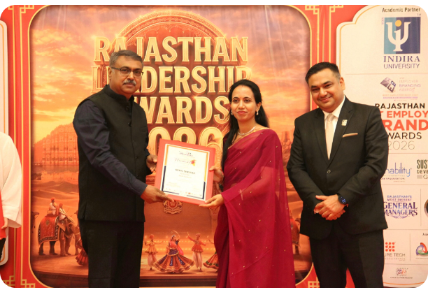 Renu Sharma receiving the Rajasthan Women Leaders Award